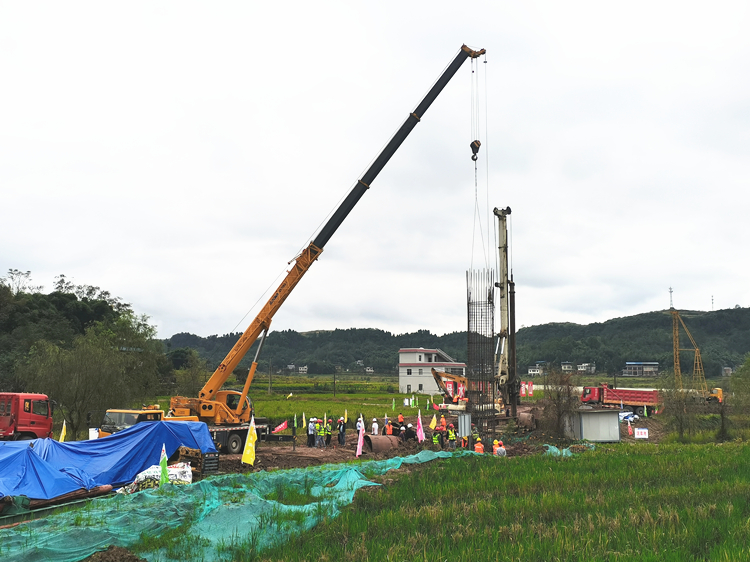 开梁凯发k8国际首页登录（四川境）杨家桥大桥首根桩基钢筋笼下放_副本.jpg