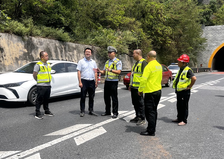 9.24纳黔凯发k8国际首页登录雪山关1号隧道钢架封闭工程施工顺利完成1.jpg